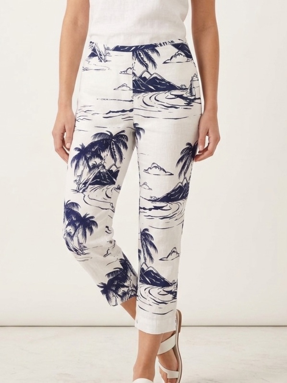 CHICO’S White Linen Cropped Capri Pants w Navy Blue Tropical Island Print